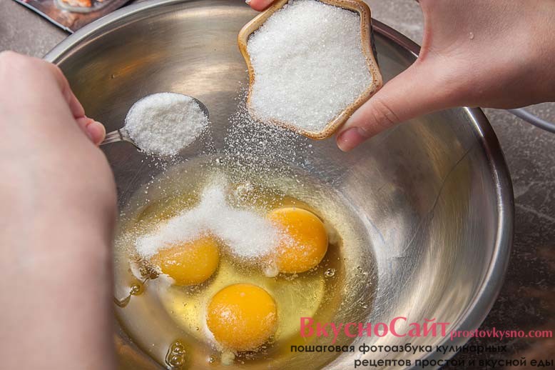 к яйцам добавляю сахар и ванильный сахар