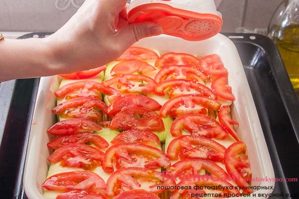 потом на кабачки выкладываю полукольца помидоров и сверху солю овощи