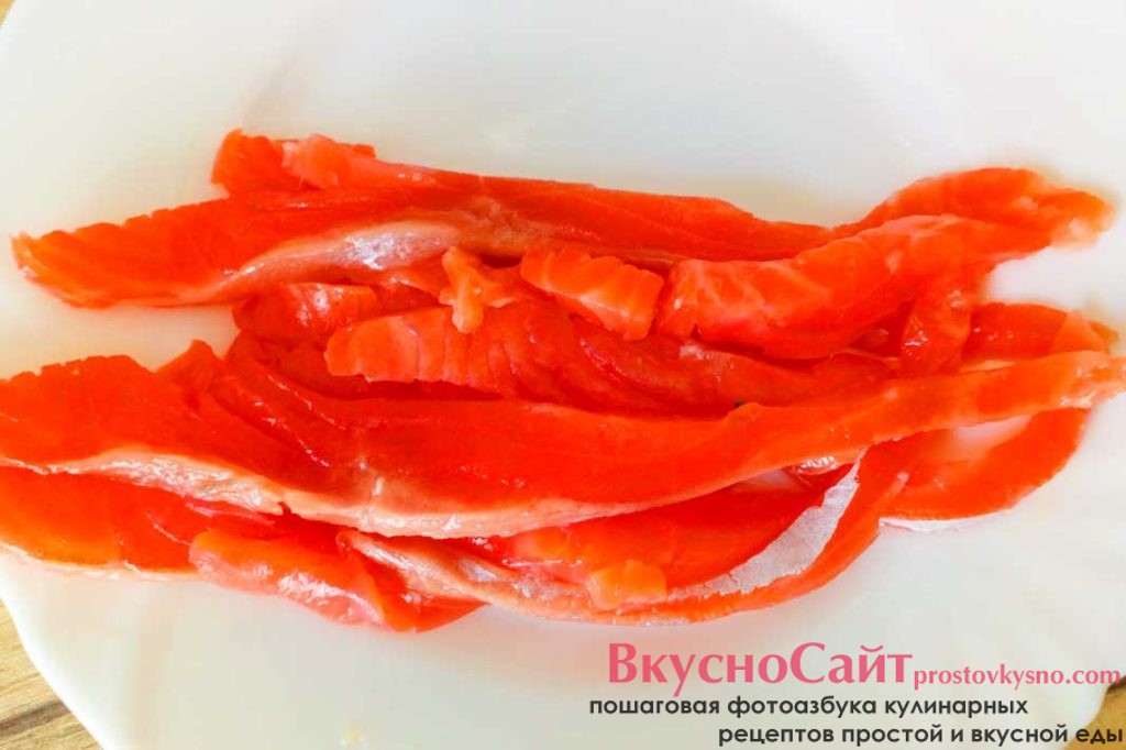 филе слабосоленой семги нарезаю длинными полосочками