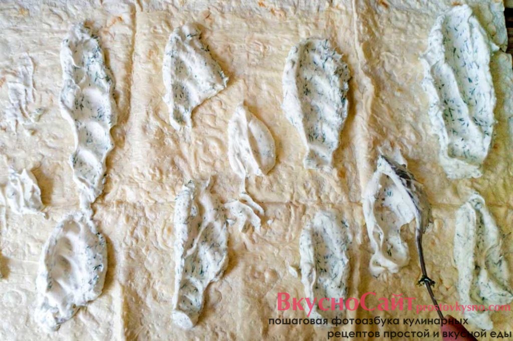 творожную массу с укропом распределяю тонким слоем на лаваш