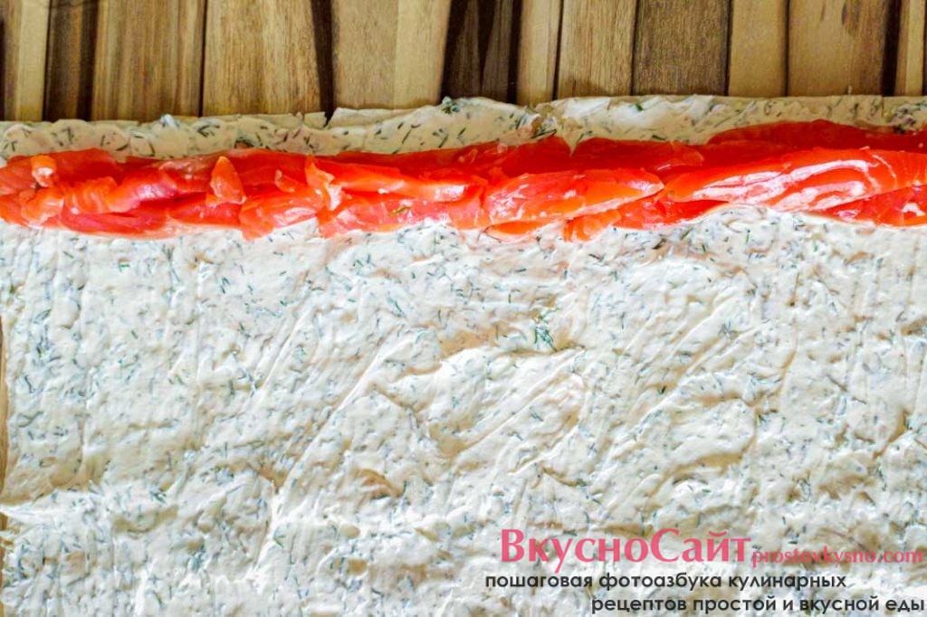 сверху на творог, по короткому краю, кладу семгу