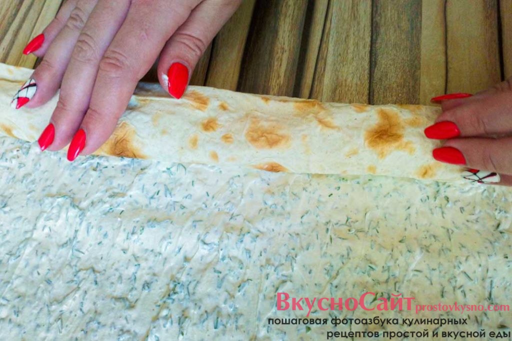 сворачивая лаваш в плотный рулет от семги к пустому краю