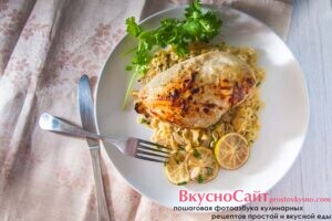 Паста с курицей и лаймом на тарелке