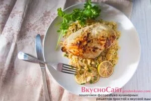 Паста с курицей и лаймом на тарелке