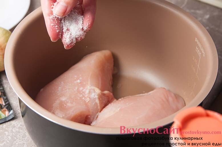 куриное филе мою, перекладываю в посуду, где мясо будет мариноваться и добавляю соль