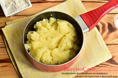 сливаю воду с готового картофеля и давлю его толкушкой