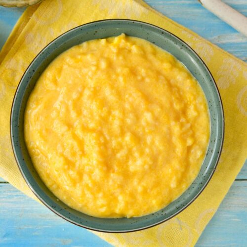 Рисовая каша с тыквой на терелке