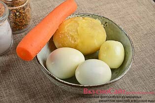 очищаю от кожуры картофель, морковь, снимаю шелуху с луковицы и скорлупу с яиц