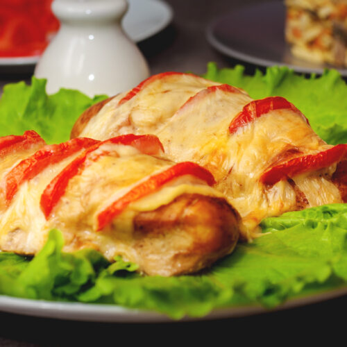 Диетическая куриная грудка с помидорами с сыром в духовке без майонеза