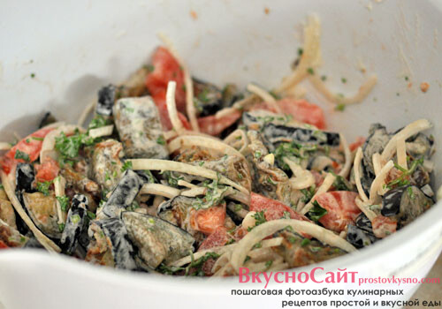 заправляю салат майонезом и приправляю перцем и солью