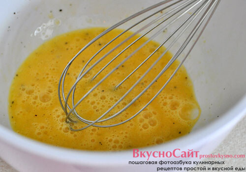 в миске взбиваю яйца добавляю соль и перец