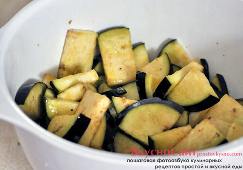 соединяю взбитые яйца с баклажанами