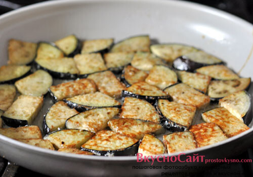 обжариваю баклажаны в яичной оболочке, примерно по 4 минуты с каждой стороны