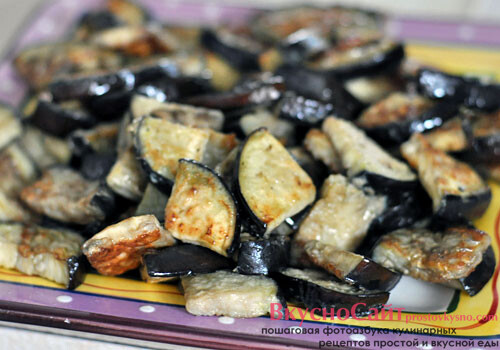 обжаренные баклажаны выкладываю на бумажные полотенца