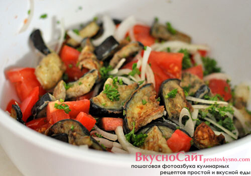 в миске перемешиваю жареные баклажаны, помидоры, лук и петрушку