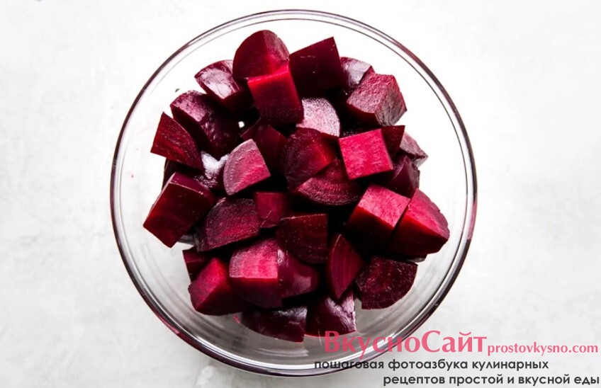 варенную свеклу нарезаю на 5 см кусочки