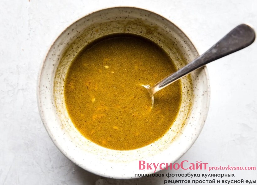 в миске соединяю апельсиновый сок, оливковое масло, тмин и соль