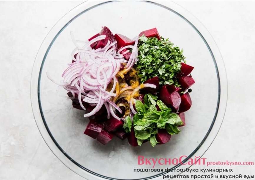 в большую миску добавьте свеклу, свежую мяту, свежую кинзу, нарезанный полукольцами лук и заправку