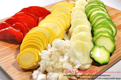нарезаю тонкими ломтиками картофель, кабачки и помидор