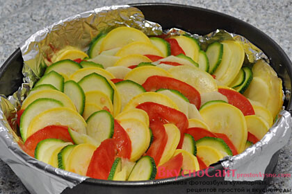 укладываю в круглую форму для запекания кабачки двух видов, картофель и помидоры чередуя их в любом порядке