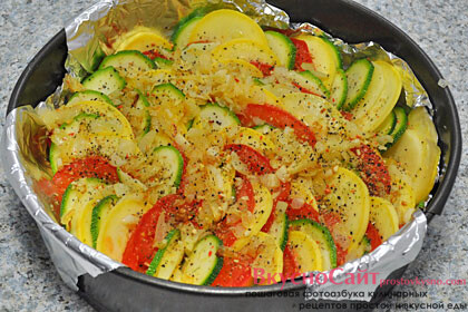 сверху посыпаю обжаренным луком и чесноком, универсальной приправой, солью