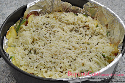 запекаю в разогретой до 200 градусов духовке 35 минут, затем снимаю фольгу, посыпаю сыром, тимьяном и базиликом