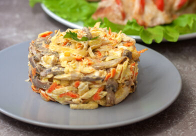 Салат с курицей, грибами и яичными блинами
