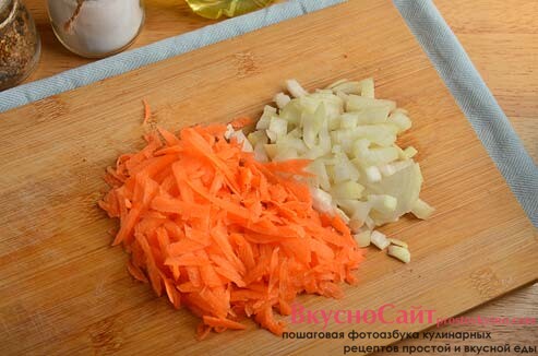 морковь натираю на терке, а лук – просто мелко крошу ножом