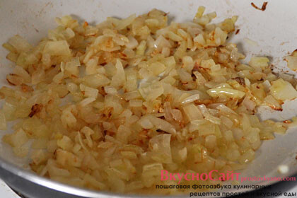 обжариваю лук и чеснок примерно 7 минут