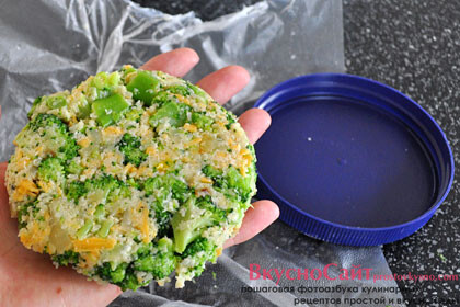 затем переворачиваю форму и достаю из нее котлету