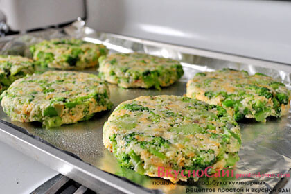 котлеты из брокколи складываю на противень, застеленный фольгой