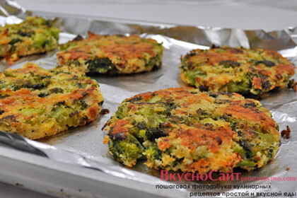 через 15 минут переворачиваю котлеты и продолжаю запекать еще 10 минут