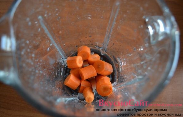 взбиваю лед и добавляю к нему нарезанную и очищенную морковь