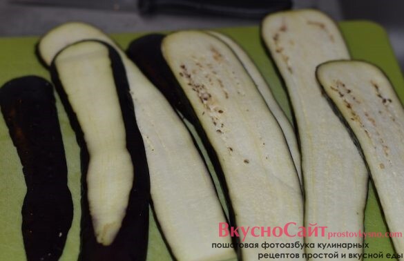 баклажан нарезаю ломтиками толщиной в полсантиметра