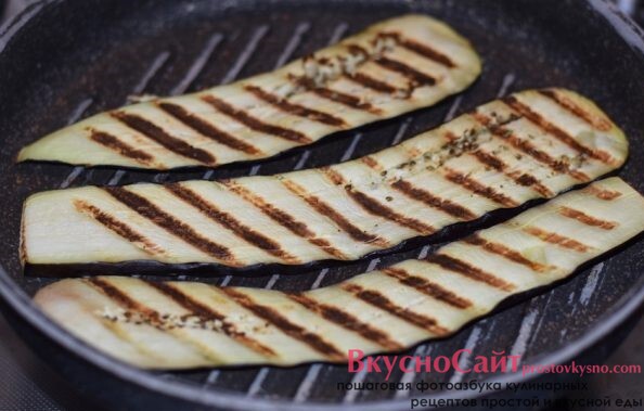 жарю ломтики баклажана на сковороде гриль по 3-4 минуты с каждой стороны