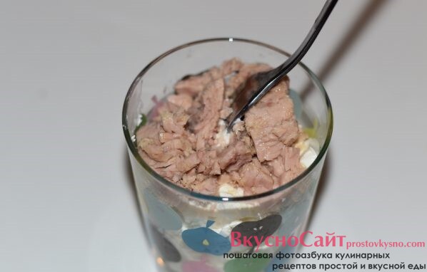 сыр и консервированный тунец соединяю и перемешиваю вилкой