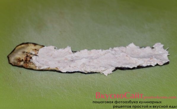 намазываю получившуюся начинку на обжаренные дольки баклажанов