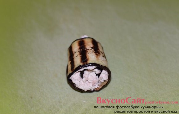 баклажаны с начинкой сворачиваю в рулетики