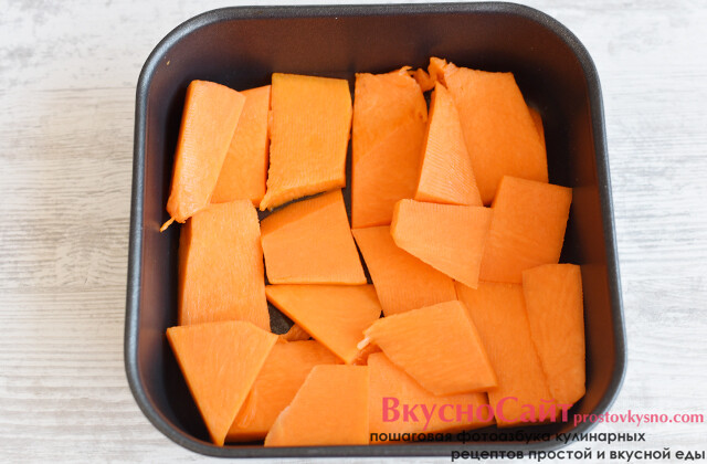 тыкву нарезаю кусочками и отправляю на противне в духовку на 15-20 минут