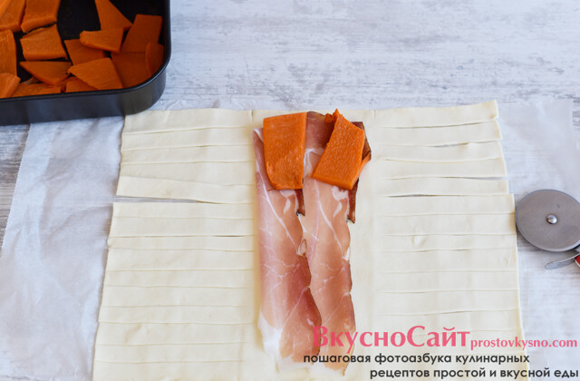 в центр кладу начинку: бекона, дольки запеченной тыквы, а потом сыр