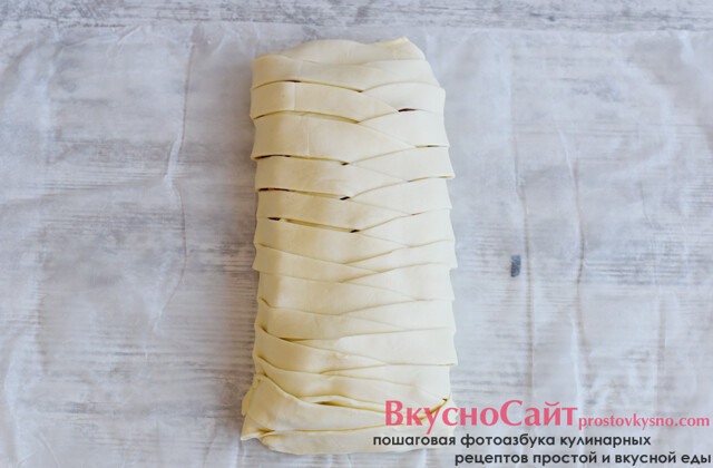 я переплетаю все полоски вместе, чередуя по очереди правые и левые