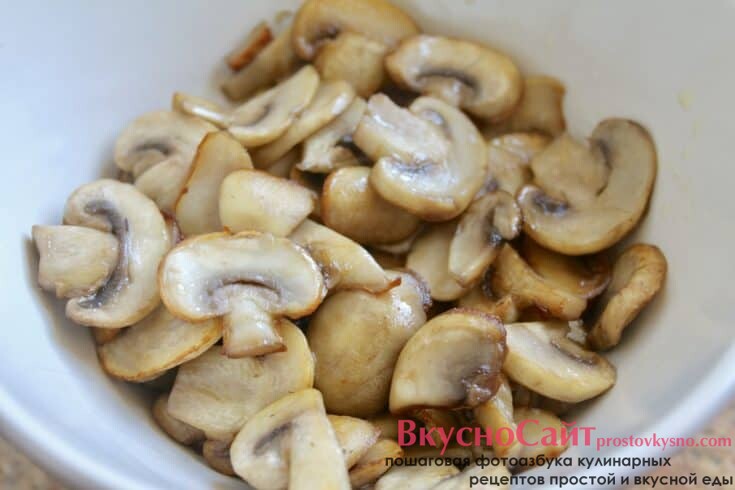 чеснок и грибы обжариваю примерно 8 минут