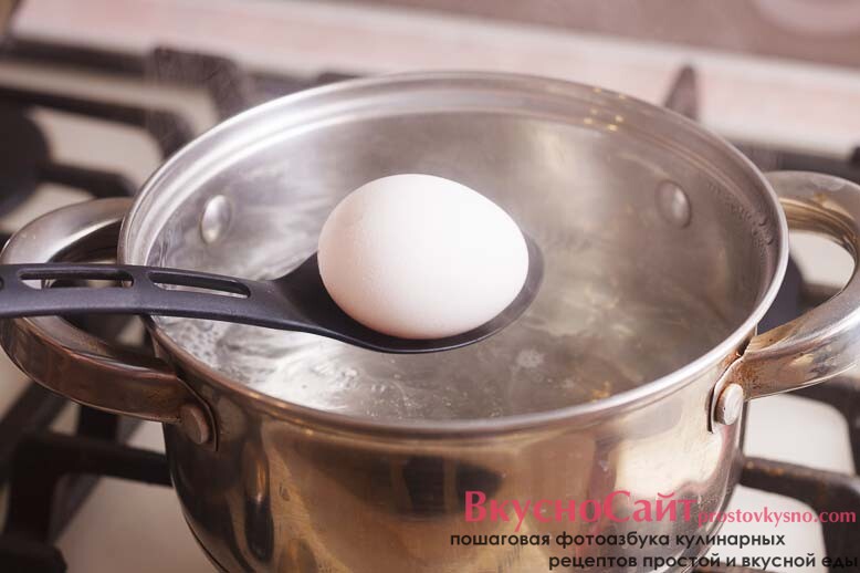 яйца отправляю в кипящую воду и варю до полной готовность 8-10 минут