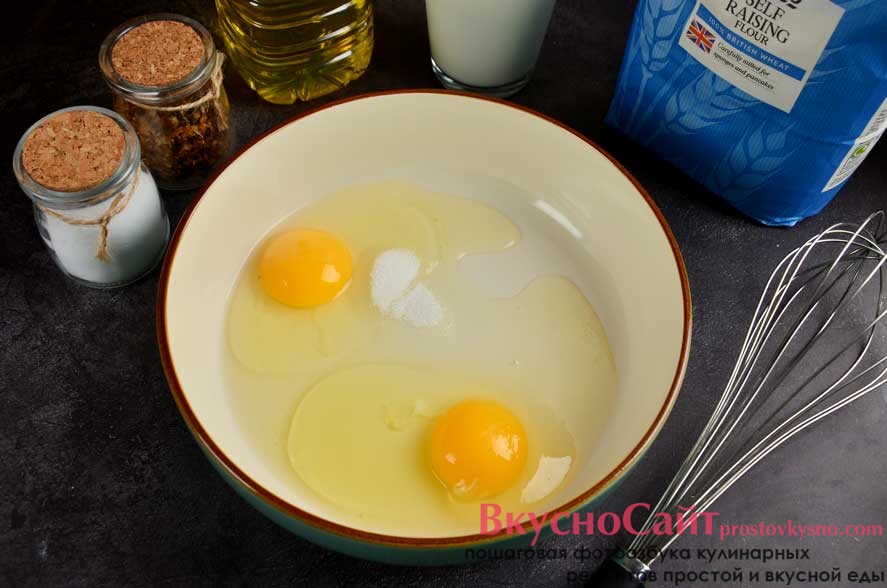 к яйцам добавляю сахара и щепотку соли