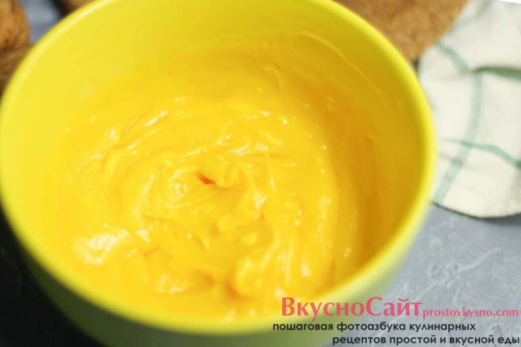 отделяю белки от желтков и взбиваю желтки с помощью миксера, должна получится текстура похожая на йогурт