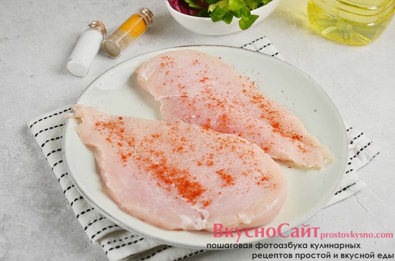 кусочки мяса я солю и добавляю любые специи для курицы или шашлыка