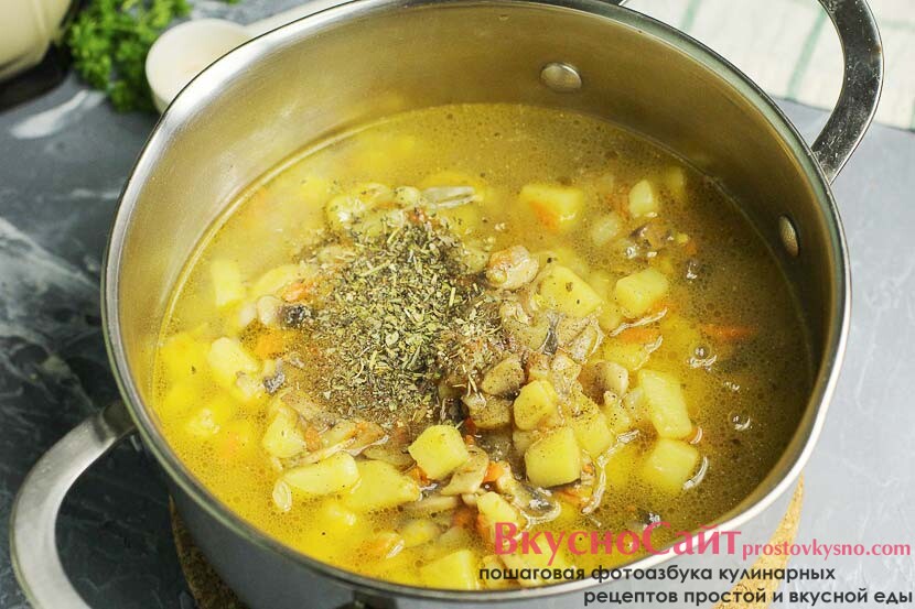перекладываю тушеные овощи в кастрюлю с толстым дном, наливаю теплую воду и добавляю специи по вкусу