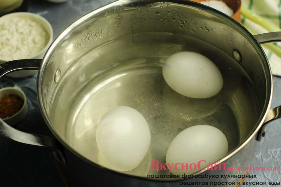 варю яйца в кипящей воде 10 минут