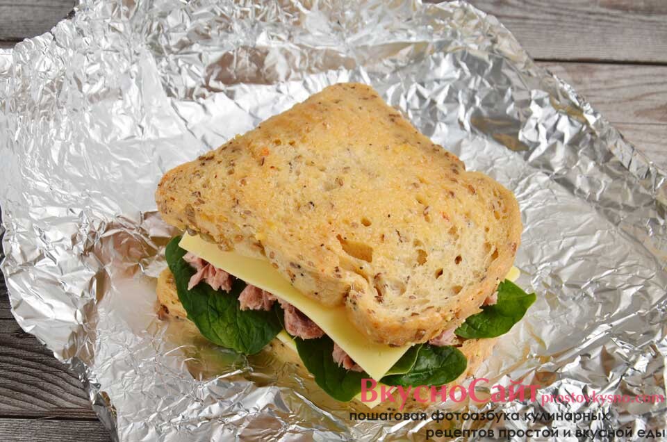 бутерброд с тунцом