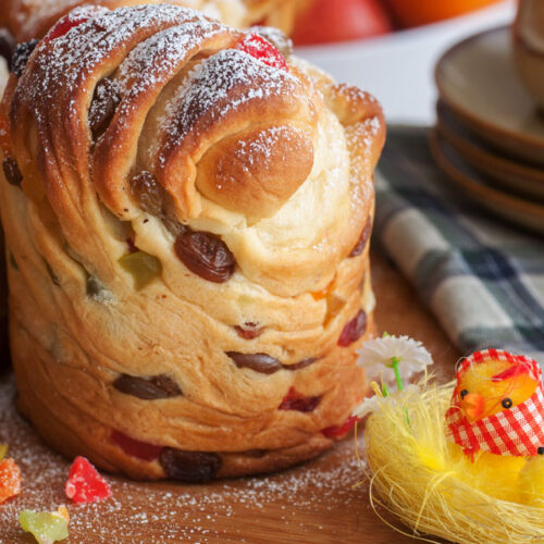 Пасхальный кулич Краффин на столе